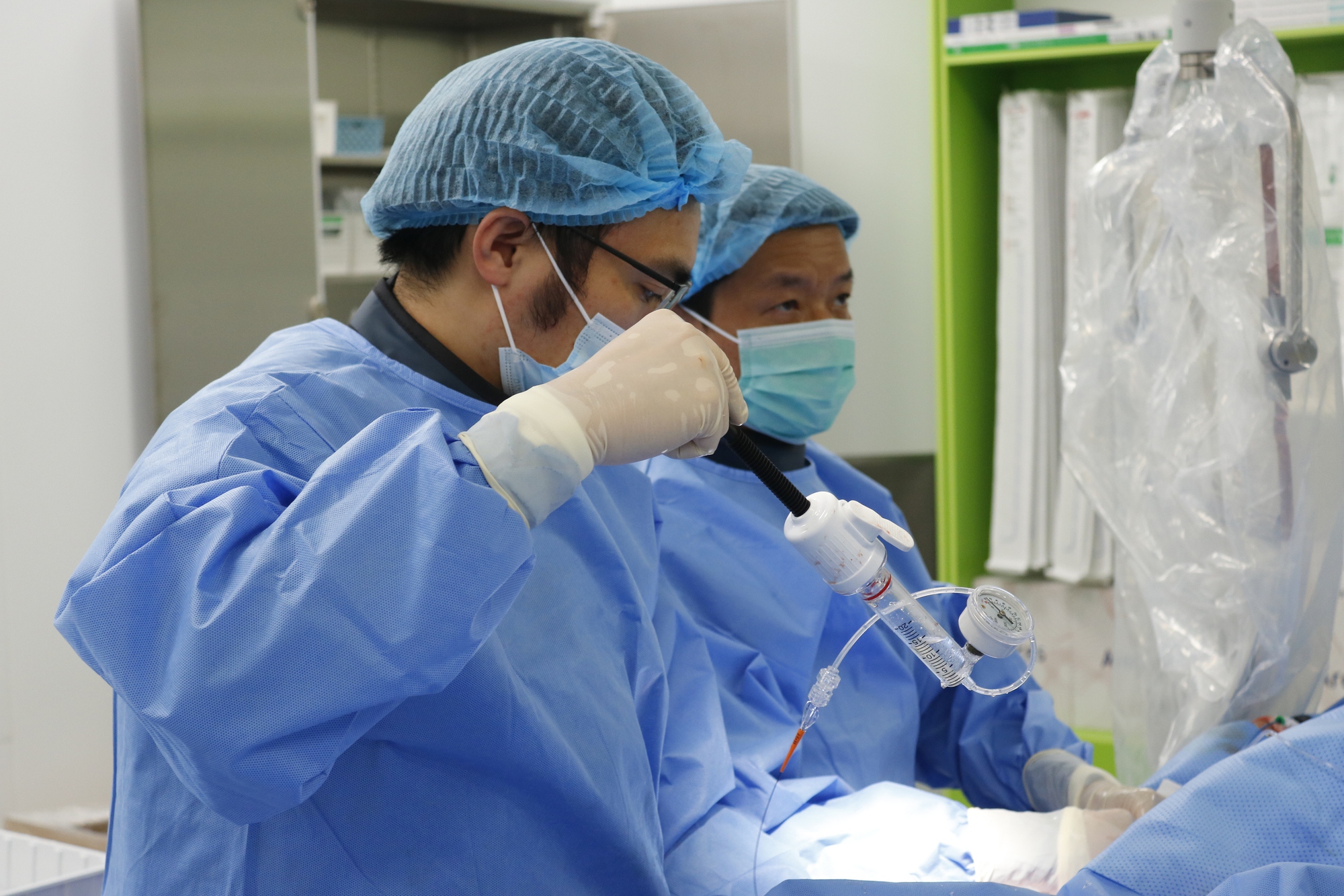 5 ca can thiệp tim mạch phức tạp được thực hiện li&ecirc;n tiếp tại BV Bạch Mai cơ sở Ninh B&igrave;nh: H&agrave;nh tr&igrave;nh của những nhịp tim được giữ lại nơi qu&ecirc; nh&agrave; - Ảnh 2.
