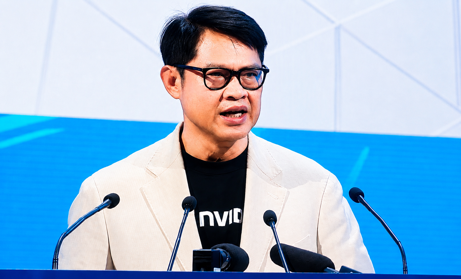 Sau một năm tăng trưởng 130% tại Việt Nam, NVIDIA tiết lộ tham vọng biến H&agrave; Nội th&agrave;nh trung t&acirc;m AI - Ảnh 1.