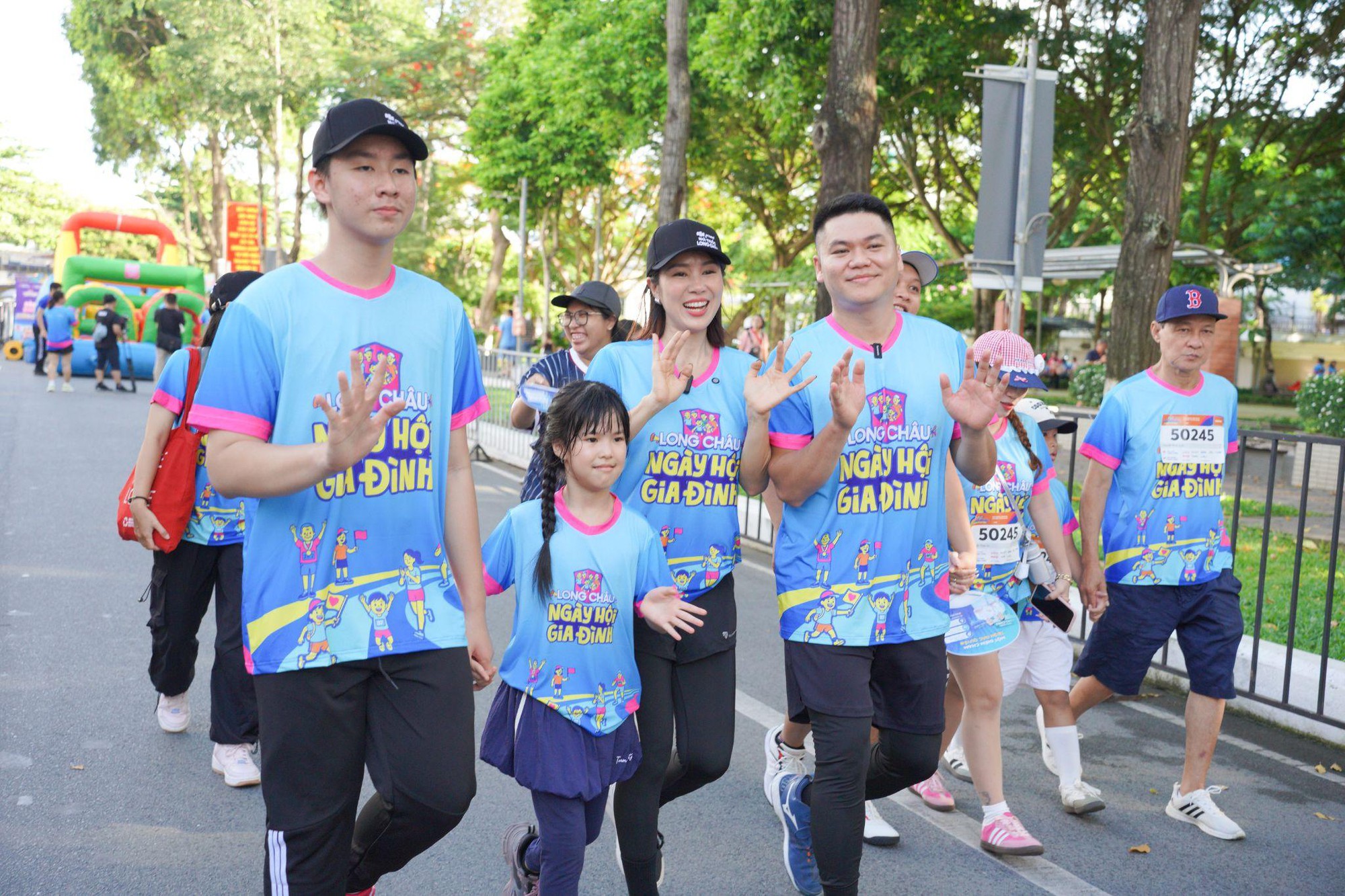 Trường Giang hội ngộ diễn vi&ecirc;n Lương Thế Th&agrave;nh, L&ecirc; Phương tại Cần Thơ, c&ugrave;ng 500 gia đ&igrave;nh ba thế hệ l&agrave;m điều đặc biệt - Ảnh 3.