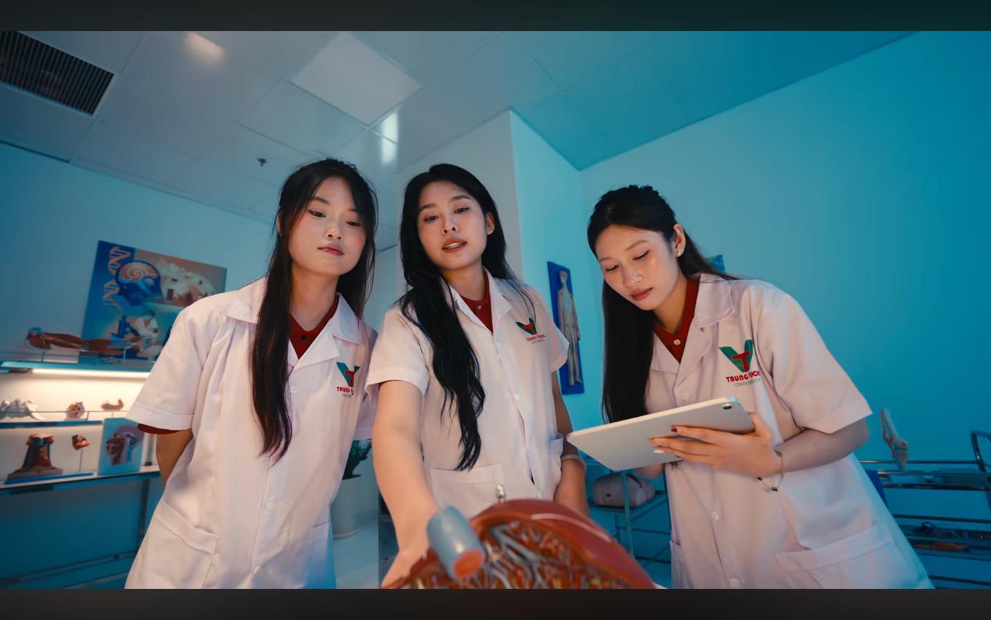 Một ng&agrave;y của sinh vi&ecirc;n Trường Đại học Trưng Vương: &ldquo;Học đi đ&ocirc;i với h&agrave;nh&rdquo; trong hệ sinh th&aacute;i Hồ Gươm diễn ra như thế n&agrave;o? - Ảnh 2.