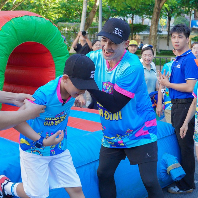 Trường Giang hội ngộ diễn vi&ecirc;n Lương Thế Th&agrave;nh, L&ecirc; Phương tại Cần Thơ, c&ugrave;ng 500 gia đ&igrave;nh ba thế hệ l&agrave;m điều đặc biệt - Ảnh 2.