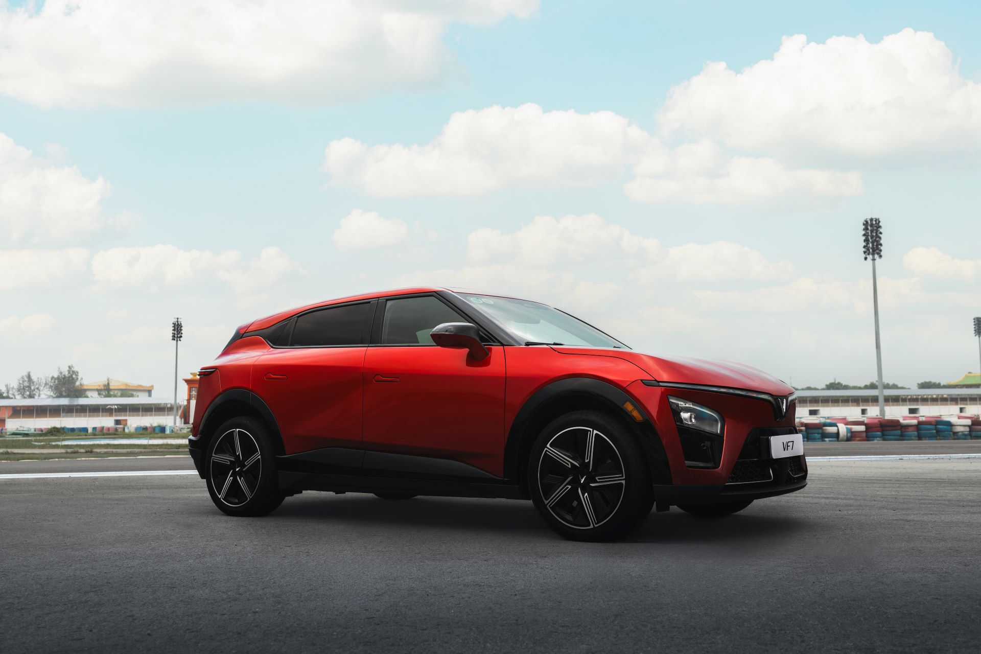 L&aacute;i VinFast VF 7 gần 1.000 km, chủ xe nhận x&eacute;t: ADAS qu&aacute; nh&agrave;n, trạm sạc phủ khắp, chi ph&iacute; chẳng đ&aacute;ng l&agrave; bao - Ảnh 1.