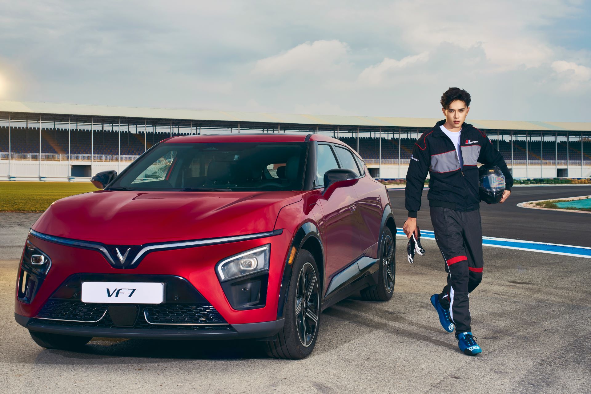 L&aacute;i VinFast VF 7 gần 1.000 km, chủ xe nhận x&eacute;t: ADAS qu&aacute; nh&agrave;n, trạm sạc phủ khắp, chi ph&iacute; chẳng đ&aacute;ng l&agrave; bao - Ảnh 2.