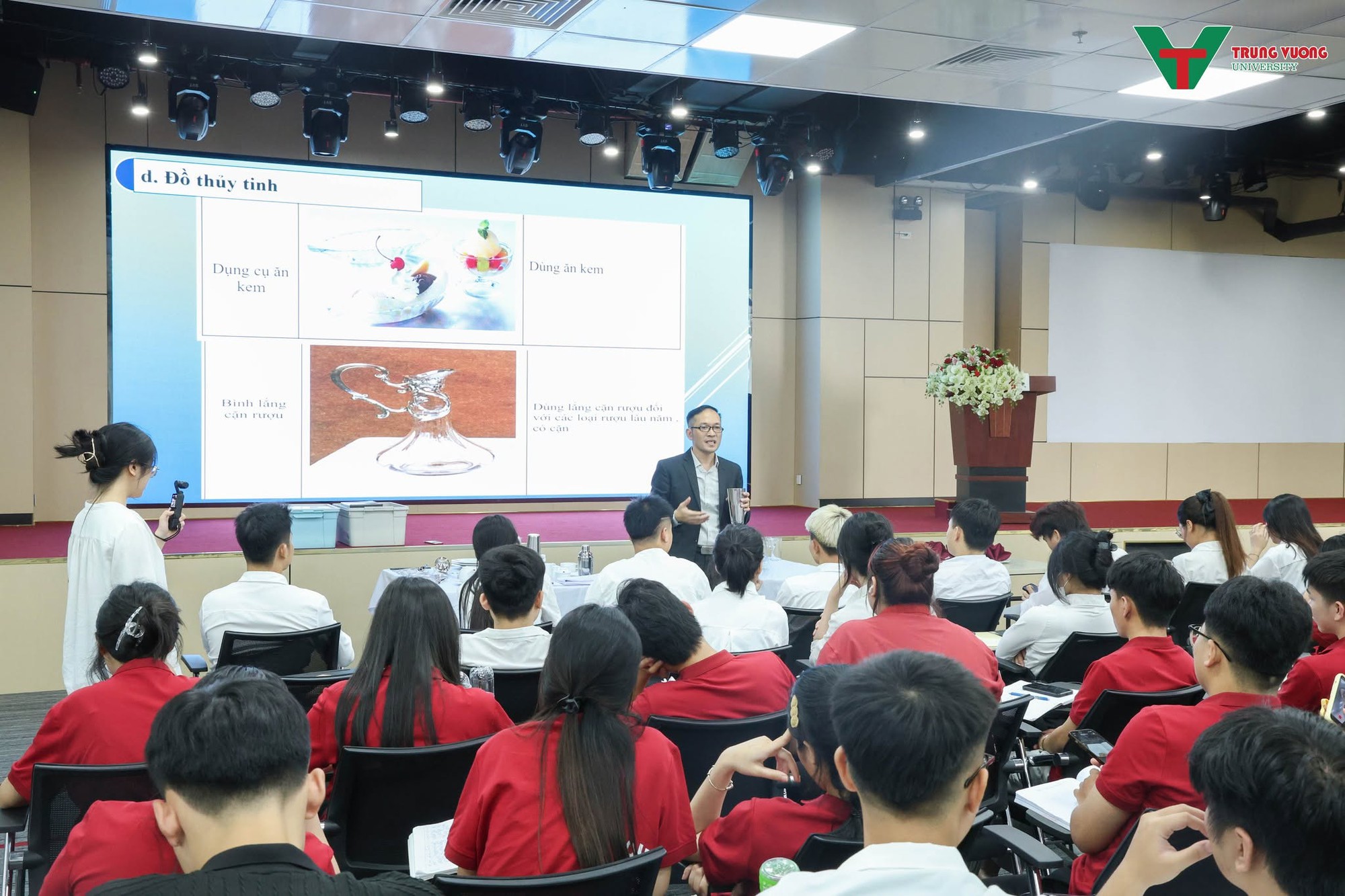 Một ng&agrave;y của sinh vi&ecirc;n Trường Đại học Trưng Vương: &ldquo;Học đi đ&ocirc;i với h&agrave;nh&rdquo; trong hệ sinh th&aacute;i Hồ Gươm diễn ra như thế n&agrave;o? - Ảnh 3.