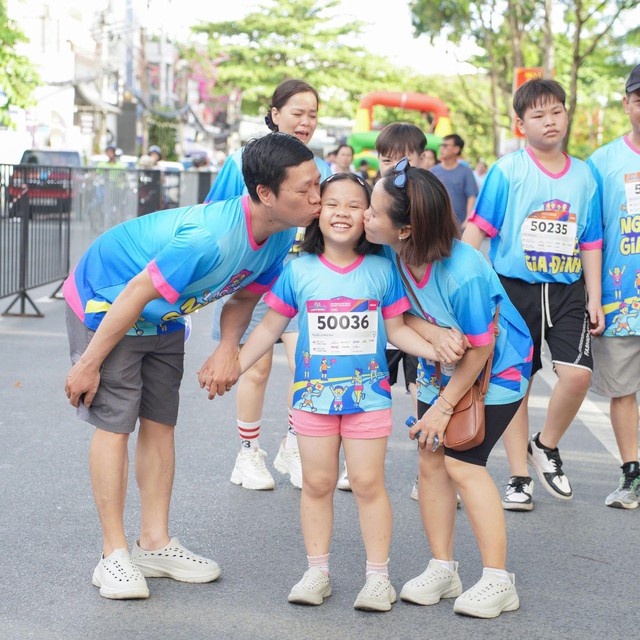 Trường Giang hội ngộ diễn vi&ecirc;n Lương Thế Th&agrave;nh, L&ecirc; Phương tại Cần Thơ, c&ugrave;ng 500 gia đ&igrave;nh ba thế hệ l&agrave;m điều đặc biệt - Ảnh 8.
