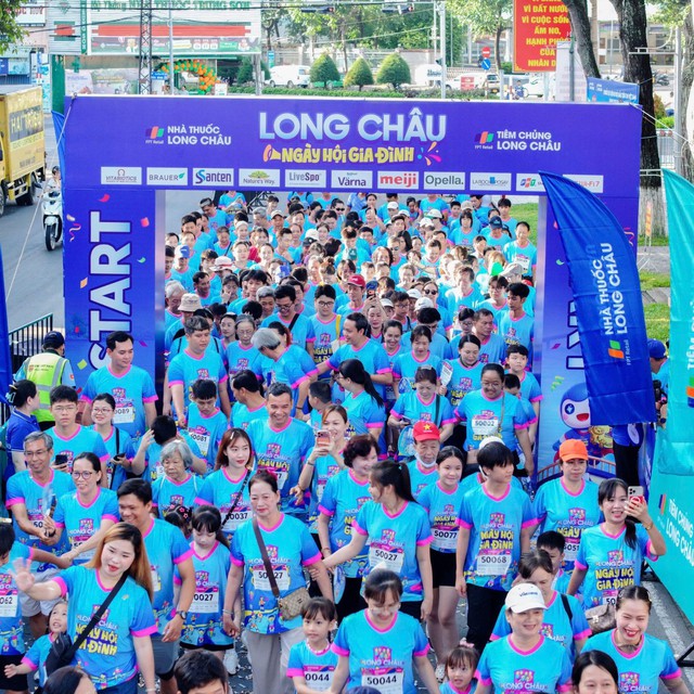 Trường Giang hội ngộ diễn vi&ecirc;n Lương Thế Th&agrave;nh, L&ecirc; Phương tại Cần Thơ, c&ugrave;ng 500 gia đ&igrave;nh ba thế hệ l&agrave;m điều đặc biệt - Ảnh 9.