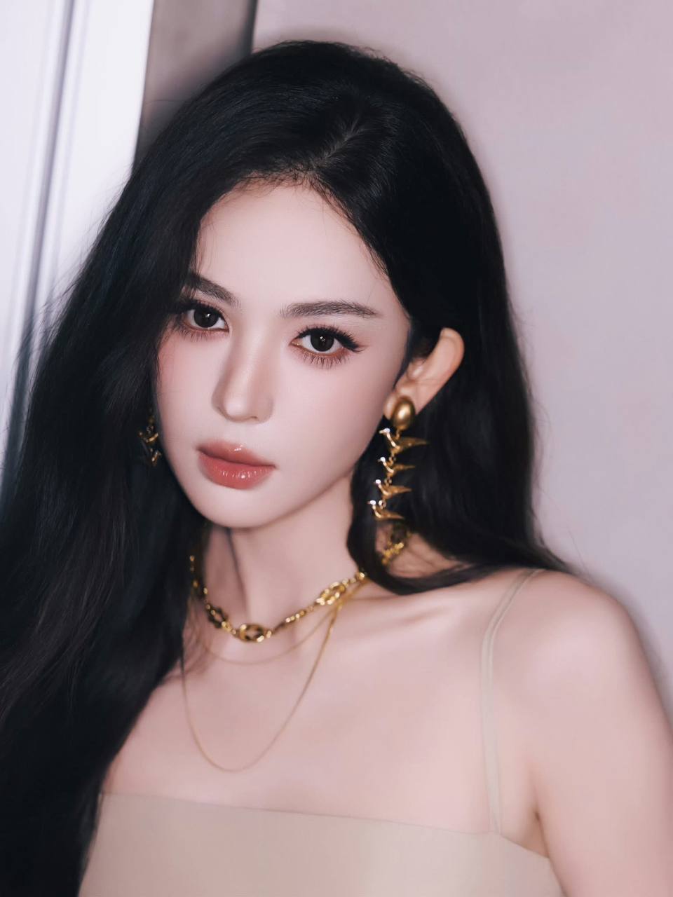 Đệ nhất mỹ nh&acirc;n cởi khẩu trang nổi bật nhất s&acirc;n bay, mặc đơn giản vẫn được khen sang- Ảnh 5.
