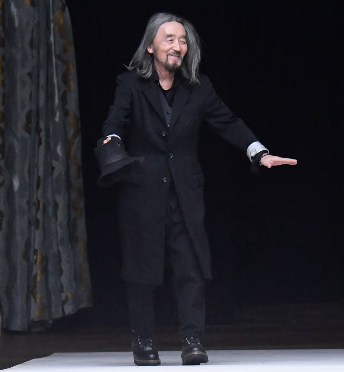 &Ocirc;ng cụ t&oacute;c bạc bước đi chậm r&atilde;i viral nhất Paris: Bậc thầy của Rick Owens, khiến cả thế giới nh&igrave;n m&agrave;u đen theo một c&aacute;ch kh&aacute;c- Ảnh 2.