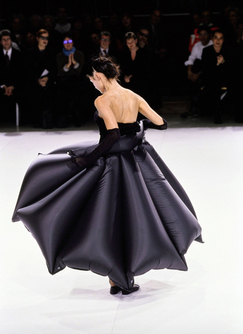 &Ocirc;ng cụ t&oacute;c bạc bước đi chậm r&atilde;i viral nhất Paris: Bậc thầy của Rick Owens, khiến cả thế giới nh&igrave;n m&agrave;u đen theo một c&aacute;ch kh&aacute;c- Ảnh 13.