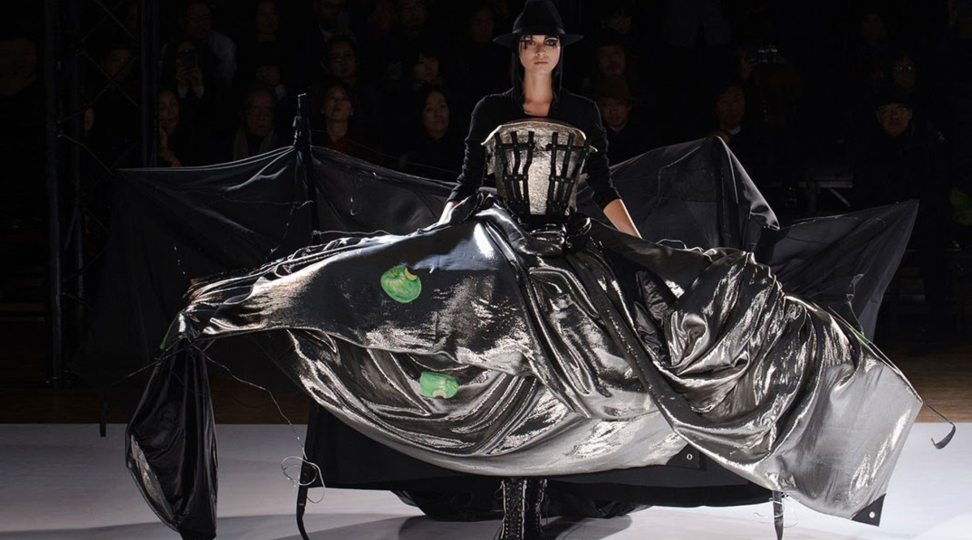 &Ocirc;ng cụ t&oacute;c bạc bước đi chậm r&atilde;i viral nhất Paris: Bậc thầy của Rick Owens, khiến cả thế giới nh&igrave;n m&agrave;u đen theo một c&aacute;ch kh&aacute;c- Ảnh 14.