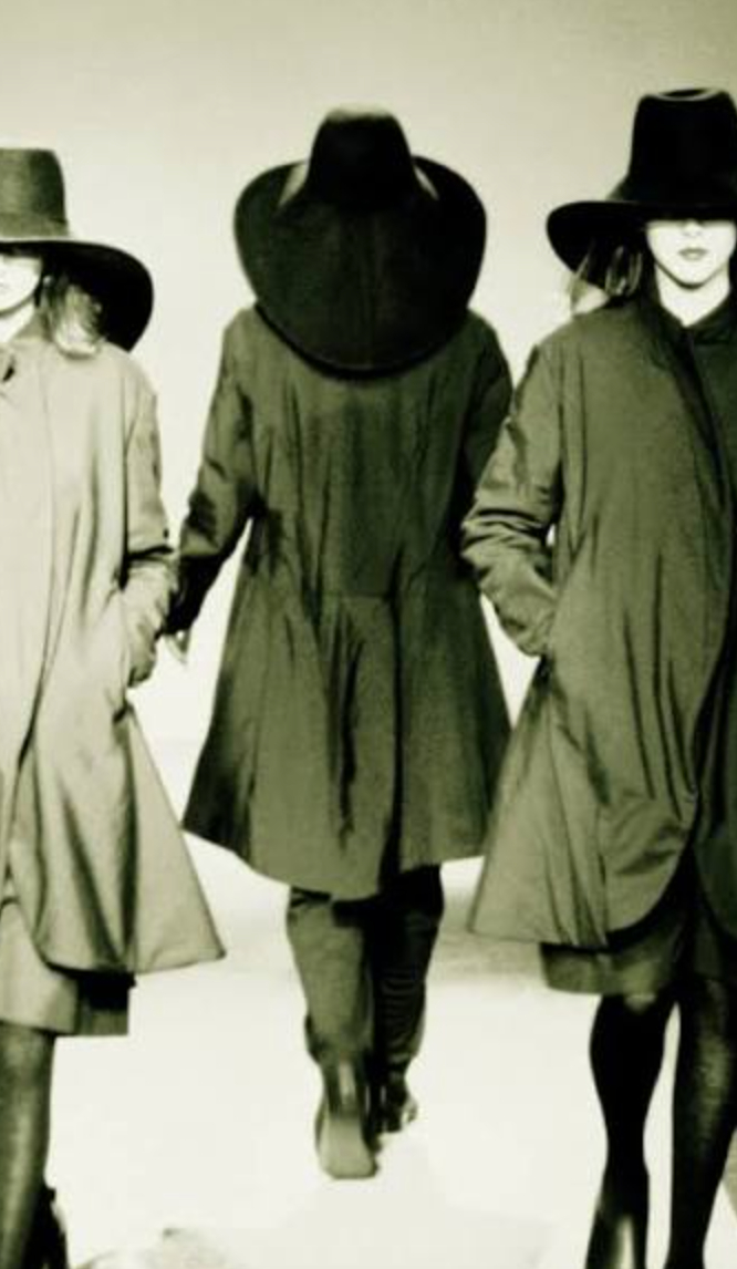 &Ocirc;ng cụ t&oacute;c bạc bước đi chậm r&atilde;i viral nhất Paris: Bậc thầy của Rick Owens, khiến cả thế giới nh&igrave;n m&agrave;u đen theo một c&aacute;ch kh&aacute;c- Ảnh 6.