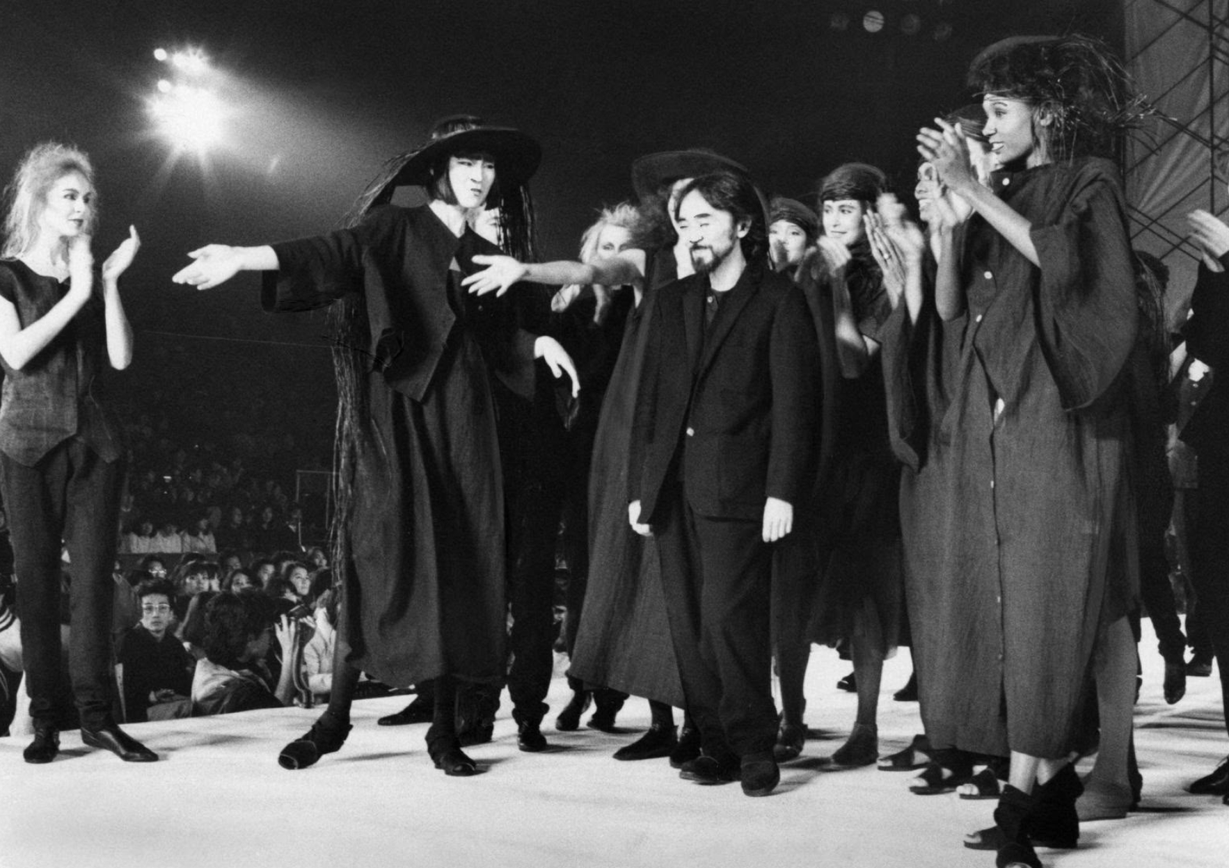 &Ocirc;ng cụ t&oacute;c bạc bước đi chậm r&atilde;i viral nhất Paris: Bậc thầy của Rick Owens, khiến cả thế giới nh&igrave;n m&agrave;u đen theo một c&aacute;ch kh&aacute;c- Ảnh 8.