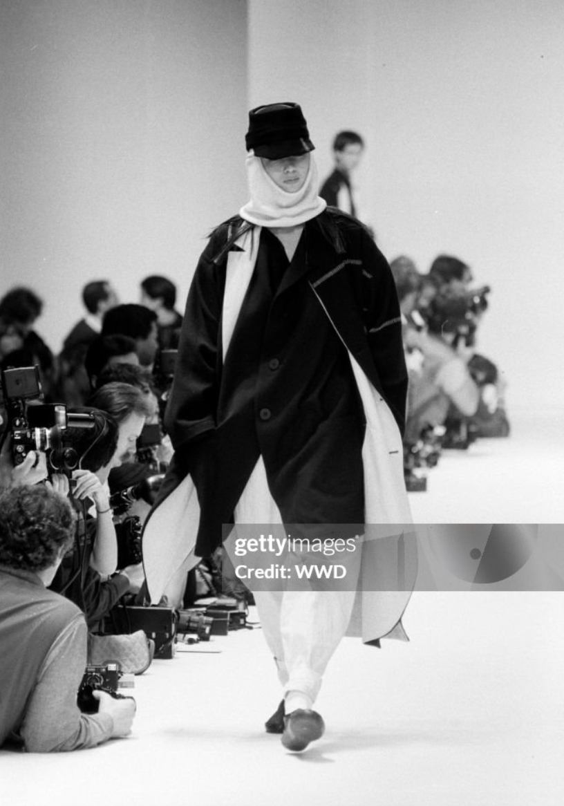 &Ocirc;ng cụ t&oacute;c bạc bước đi chậm r&atilde;i viral nhất Paris: Bậc thầy của Rick Owens, khiến cả thế giới nh&igrave;n m&agrave;u đen theo một c&aacute;ch kh&aacute;c- Ảnh 7.