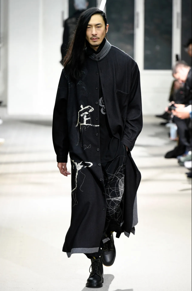 &Ocirc;ng cụ t&oacute;c bạc bước đi chậm r&atilde;i viral nhất Paris: Bậc thầy của Rick Owens, khiến cả thế giới nh&igrave;n m&agrave;u đen theo một c&aacute;ch kh&aacute;c- Ảnh 21.