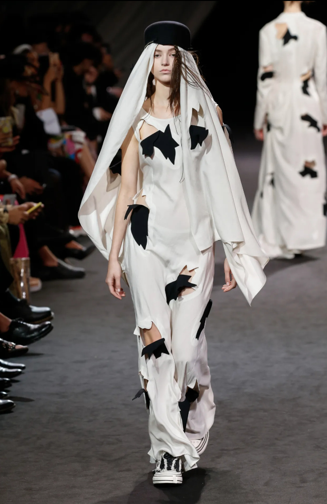 &Ocirc;ng cụ t&oacute;c bạc bước đi chậm r&atilde;i viral nhất Paris: Bậc thầy của Rick Owens, khiến cả thế giới nh&igrave;n m&agrave;u đen theo một c&aacute;ch kh&aacute;c- Ảnh 22.