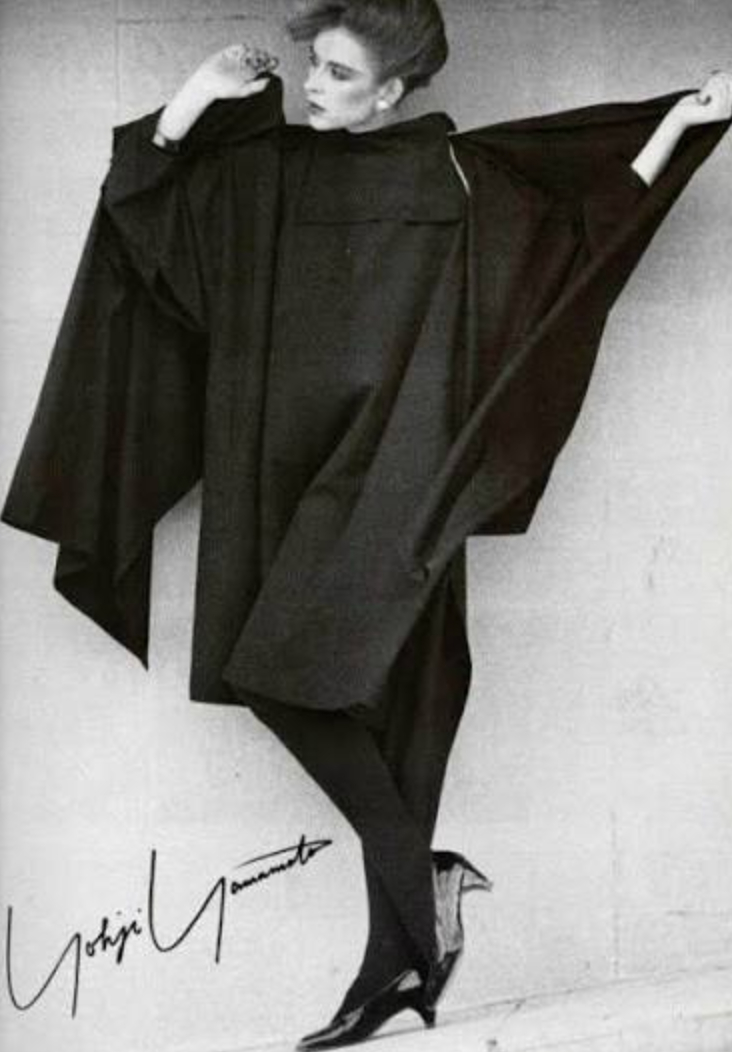 &Ocirc;ng cụ t&oacute;c bạc bước đi chậm r&atilde;i viral nhất Paris: Bậc thầy của Rick Owens, khiến cả thế giới nh&igrave;n m&agrave;u đen theo một c&aacute;ch kh&aacute;c- Ảnh 9.