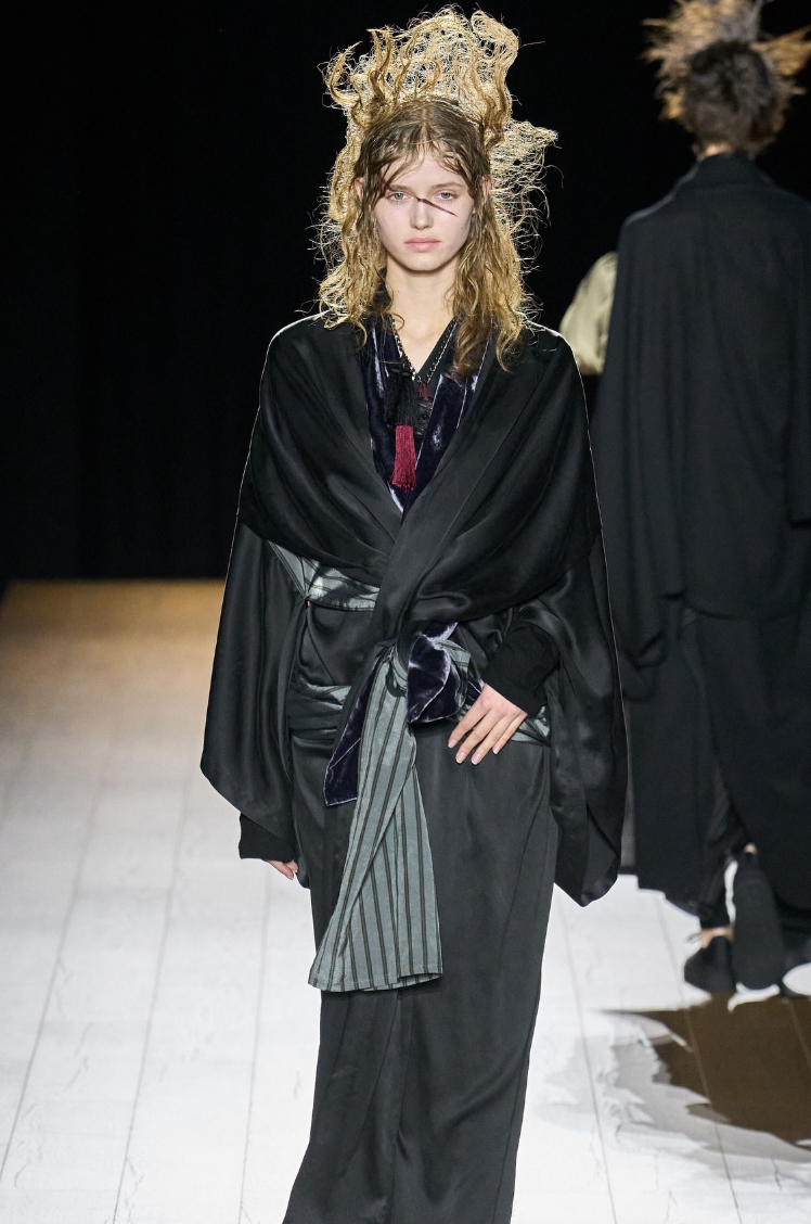 &Ocirc;ng cụ t&oacute;c bạc bước đi chậm r&atilde;i viral nhất Paris: Bậc thầy của Rick Owens, khiến cả thế giới nh&igrave;n m&agrave;u đen theo một c&aacute;ch kh&aacute;c- Ảnh 15.