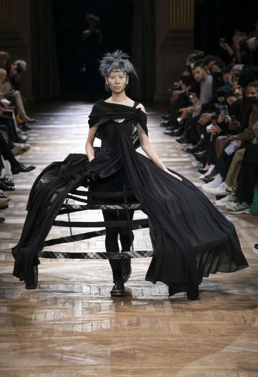 &Ocirc;ng cụ t&oacute;c bạc bước đi chậm r&atilde;i viral nhất Paris: Bậc thầy của Rick Owens, khiến cả thế giới nh&igrave;n m&agrave;u đen theo một c&aacute;ch kh&aacute;c- Ảnh 19.