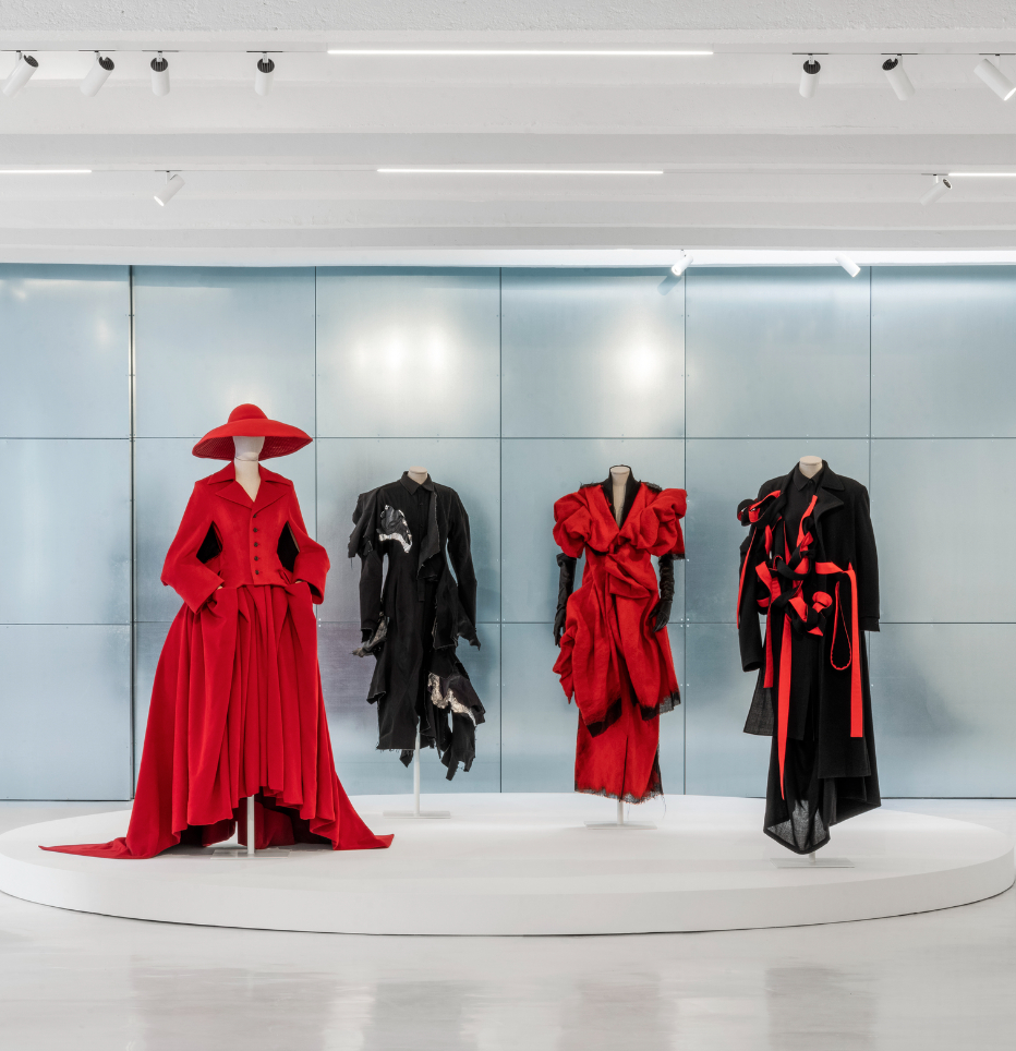 &Ocirc;ng cụ t&oacute;c bạc bước đi chậm r&atilde;i viral nhất Paris: Bậc thầy của Rick Owens, khiến cả thế giới nh&igrave;n m&agrave;u đen theo một c&aacute;ch kh&aacute;c- Ảnh 17.