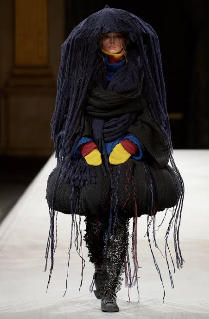 &Ocirc;ng cụ t&oacute;c bạc bước đi chậm r&atilde;i viral nhất Paris: Bậc thầy của Rick Owens, khiến cả thế giới nh&igrave;n m&agrave;u đen theo một c&aacute;ch kh&aacute;c- Ảnh 18.