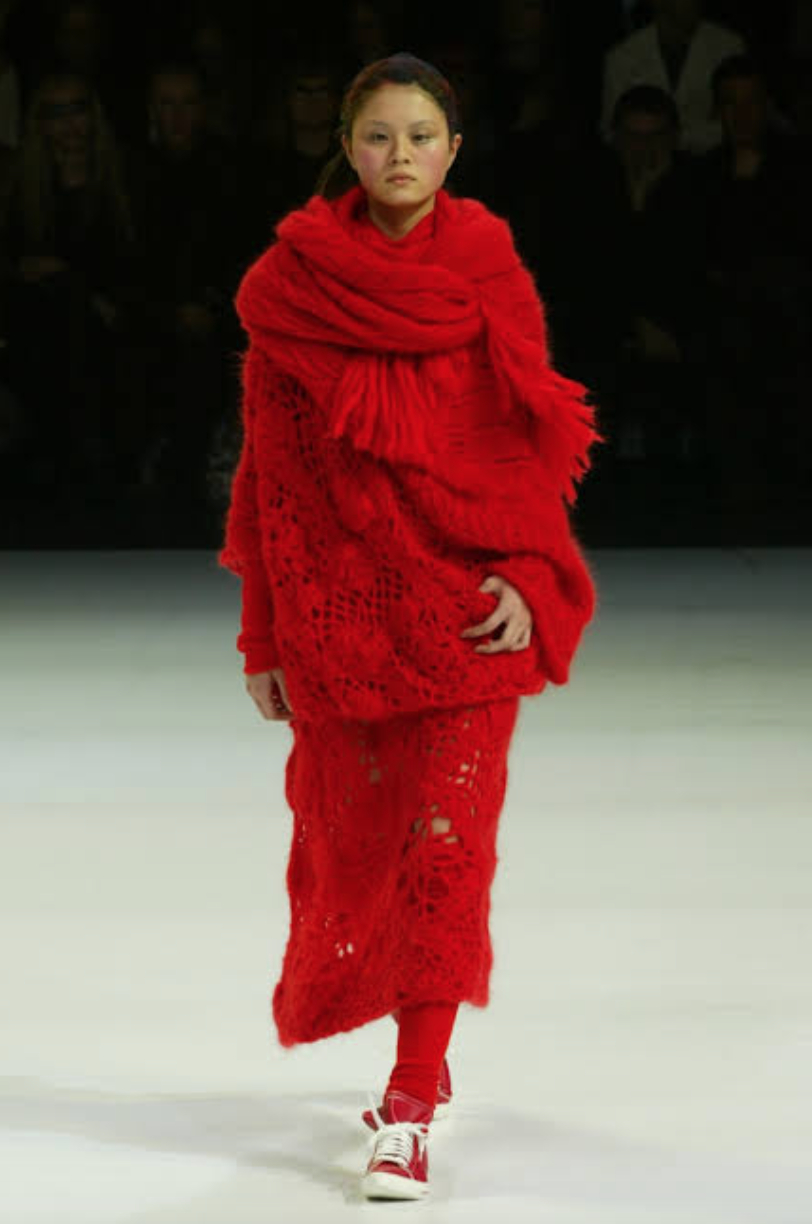 &Ocirc;ng cụ t&oacute;c bạc bước đi chậm r&atilde;i viral nhất Paris: Bậc thầy của Rick Owens, khiến cả thế giới nh&igrave;n m&agrave;u đen theo một c&aacute;ch kh&aacute;c- Ảnh 20.
