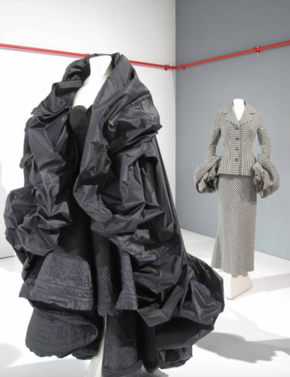 &Ocirc;ng cụ t&oacute;c bạc bước đi chậm r&atilde;i viral nhất Paris: Bậc thầy của Rick Owens, khiến cả thế giới nh&igrave;n m&agrave;u đen theo một c&aacute;ch kh&aacute;c- Ảnh 26.
