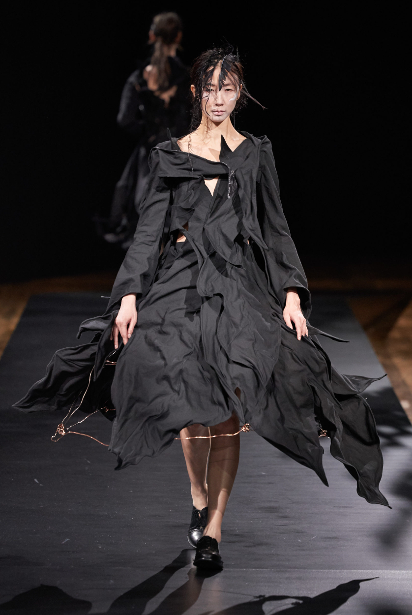&Ocirc;ng cụ t&oacute;c bạc bước đi chậm r&atilde;i viral nhất Paris: Bậc thầy của Rick Owens, khiến cả thế giới nh&igrave;n m&agrave;u đen theo một c&aacute;ch kh&aacute;c- Ảnh 27.