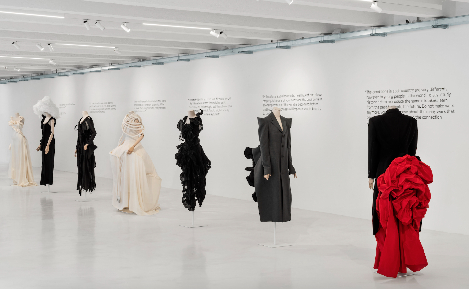 &Ocirc;ng cụ t&oacute;c bạc bước đi chậm r&atilde;i viral nhất Paris: Bậc thầy của Rick Owens, khiến cả thế giới nh&igrave;n m&agrave;u đen theo một c&aacute;ch kh&aacute;c- Ảnh 24.