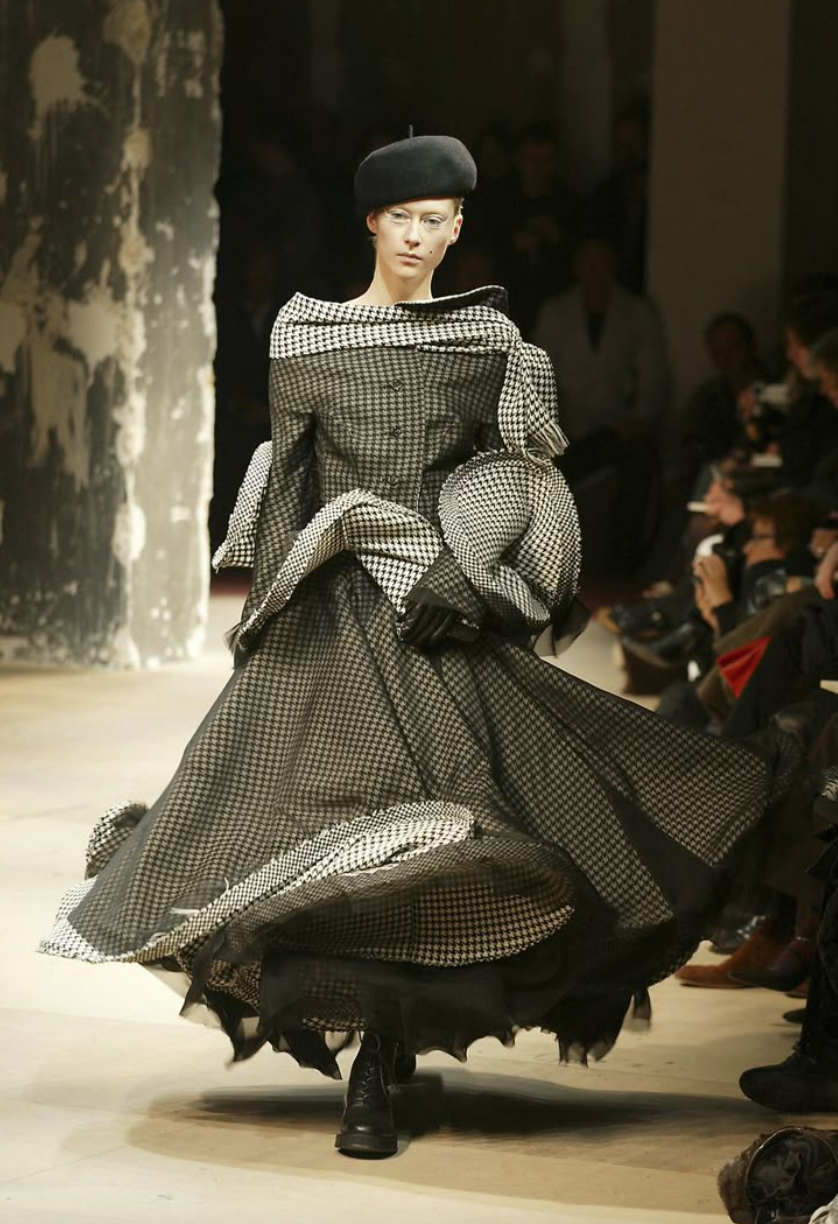 &Ocirc;ng cụ t&oacute;c bạc bước đi chậm r&atilde;i viral nhất Paris: Bậc thầy của Rick Owens, khiến cả thế giới nh&igrave;n m&agrave;u đen theo một c&aacute;ch kh&aacute;c- Ảnh 28.