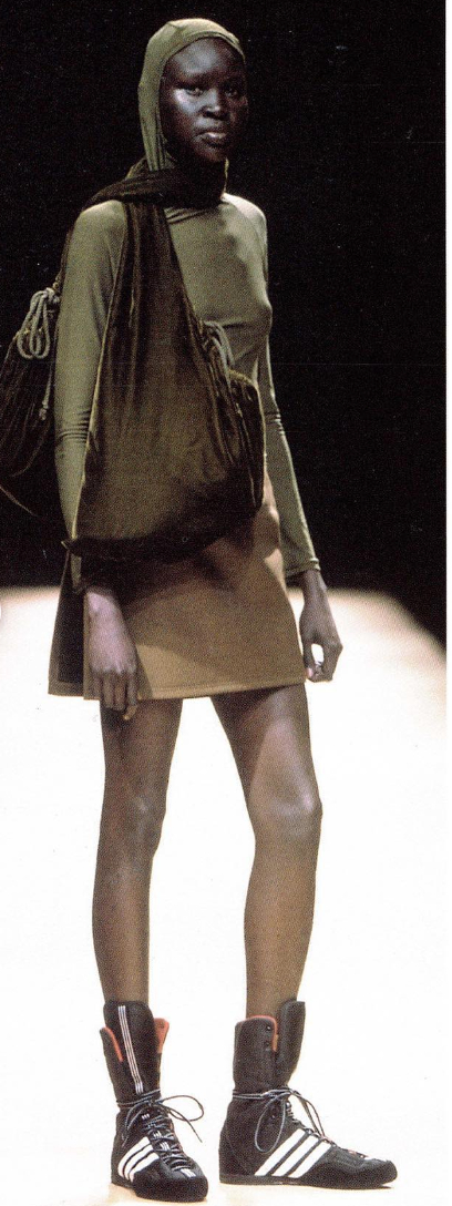 &Ocirc;ng cụ t&oacute;c bạc bước đi chậm r&atilde;i viral nhất Paris: Bậc thầy của Rick Owens, khiến cả thế giới nh&igrave;n m&agrave;u đen theo một c&aacute;ch kh&aacute;c- Ảnh 29.
