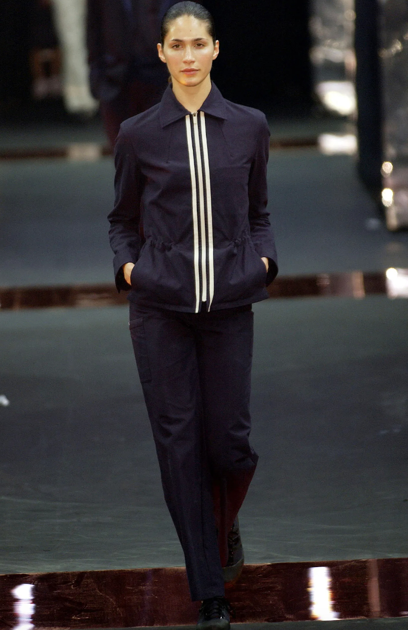 &Ocirc;ng cụ t&oacute;c bạc bước đi chậm r&atilde;i viral nhất Paris: Bậc thầy của Rick Owens, khiến cả thế giới nh&igrave;n m&agrave;u đen theo một c&aacute;ch kh&aacute;c- Ảnh 32.