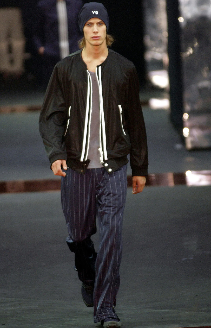 &Ocirc;ng cụ t&oacute;c bạc bước đi chậm r&atilde;i viral nhất Paris: Bậc thầy của Rick Owens, khiến cả thế giới nh&igrave;n m&agrave;u đen theo một c&aacute;ch kh&aacute;c- Ảnh 33.