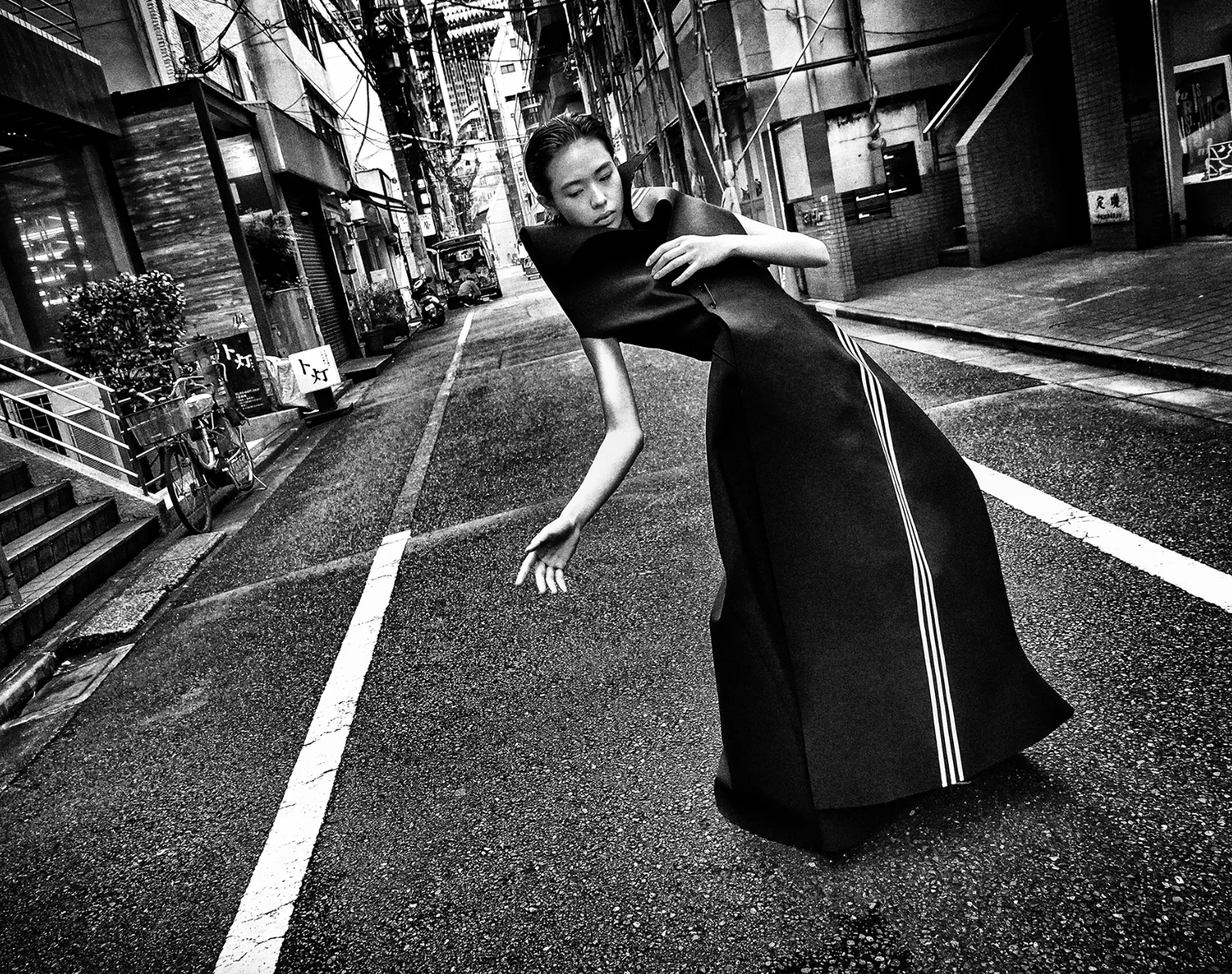 &Ocirc;ng cụ t&oacute;c bạc bước đi chậm r&atilde;i viral nhất Paris: Bậc thầy của Rick Owens, khiến cả thế giới nh&igrave;n m&agrave;u đen theo một c&aacute;ch kh&aacute;c- Ảnh 34.