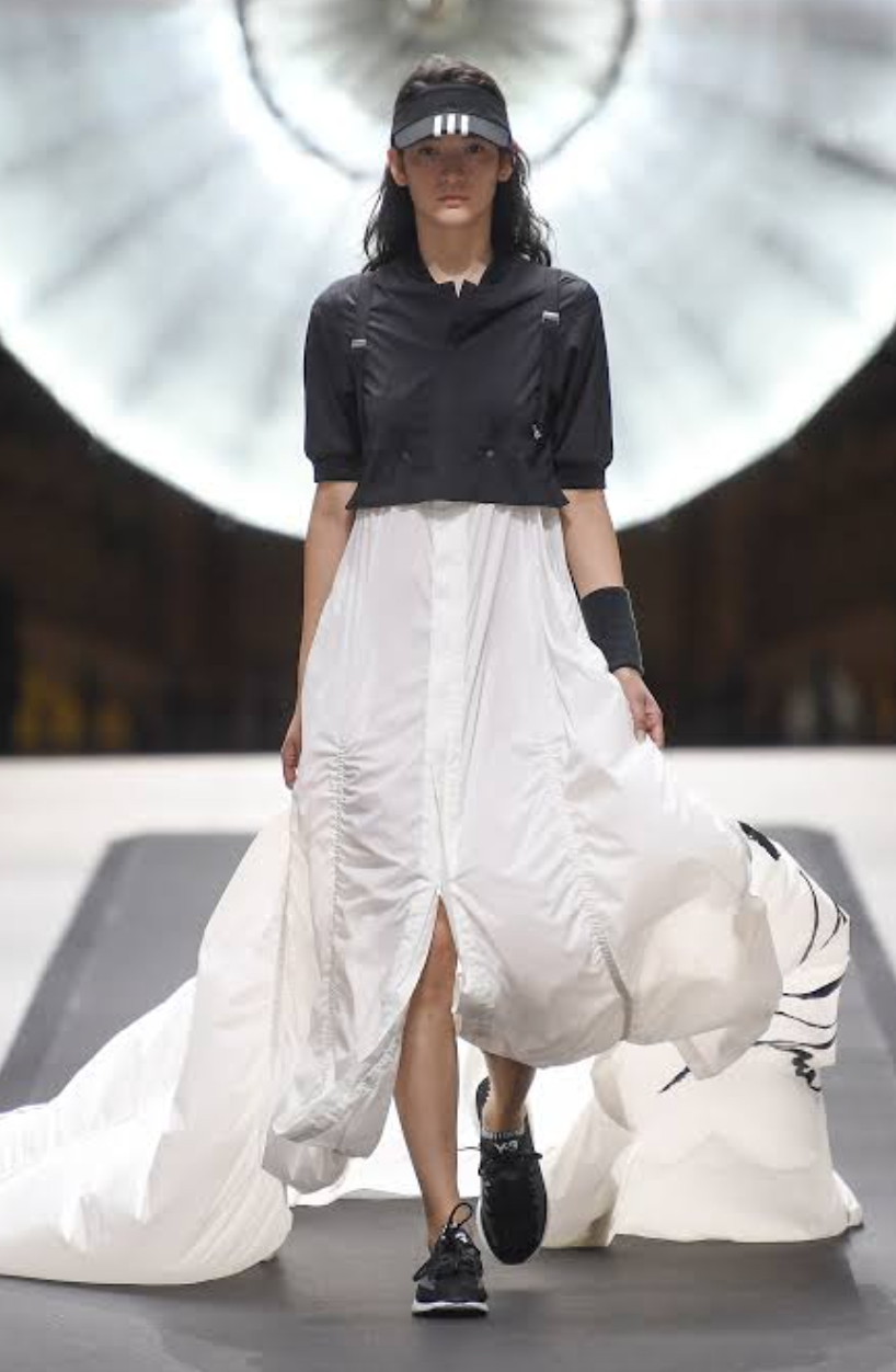 &Ocirc;ng cụ t&oacute;c bạc bước đi chậm r&atilde;i viral nhất Paris: Bậc thầy của Rick Owens, khiến cả thế giới nh&igrave;n m&agrave;u đen theo một c&aacute;ch kh&aacute;c- Ảnh 36.