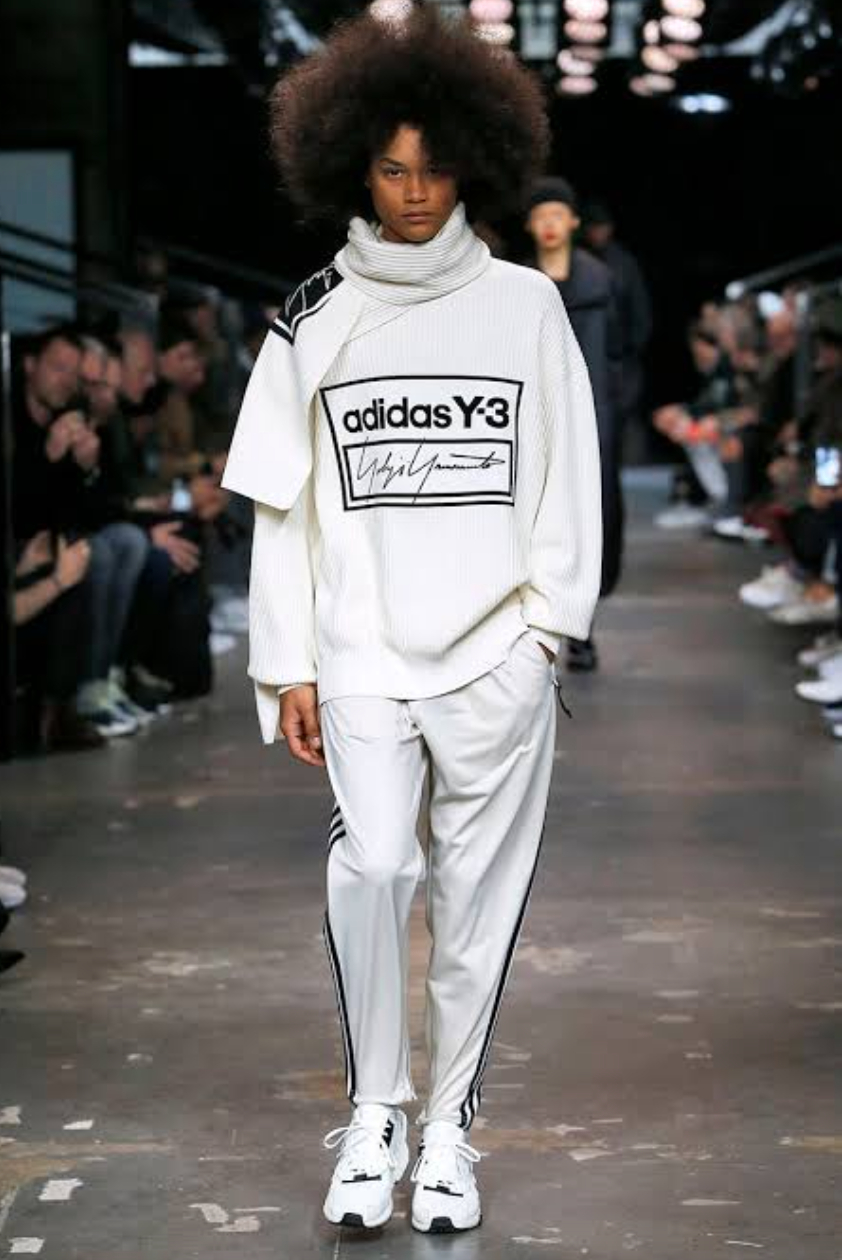 &Ocirc;ng cụ t&oacute;c bạc bước đi chậm r&atilde;i viral nhất Paris: Bậc thầy của Rick Owens, khiến cả thế giới nh&igrave;n m&agrave;u đen theo một c&aacute;ch kh&aacute;c- Ảnh 37.