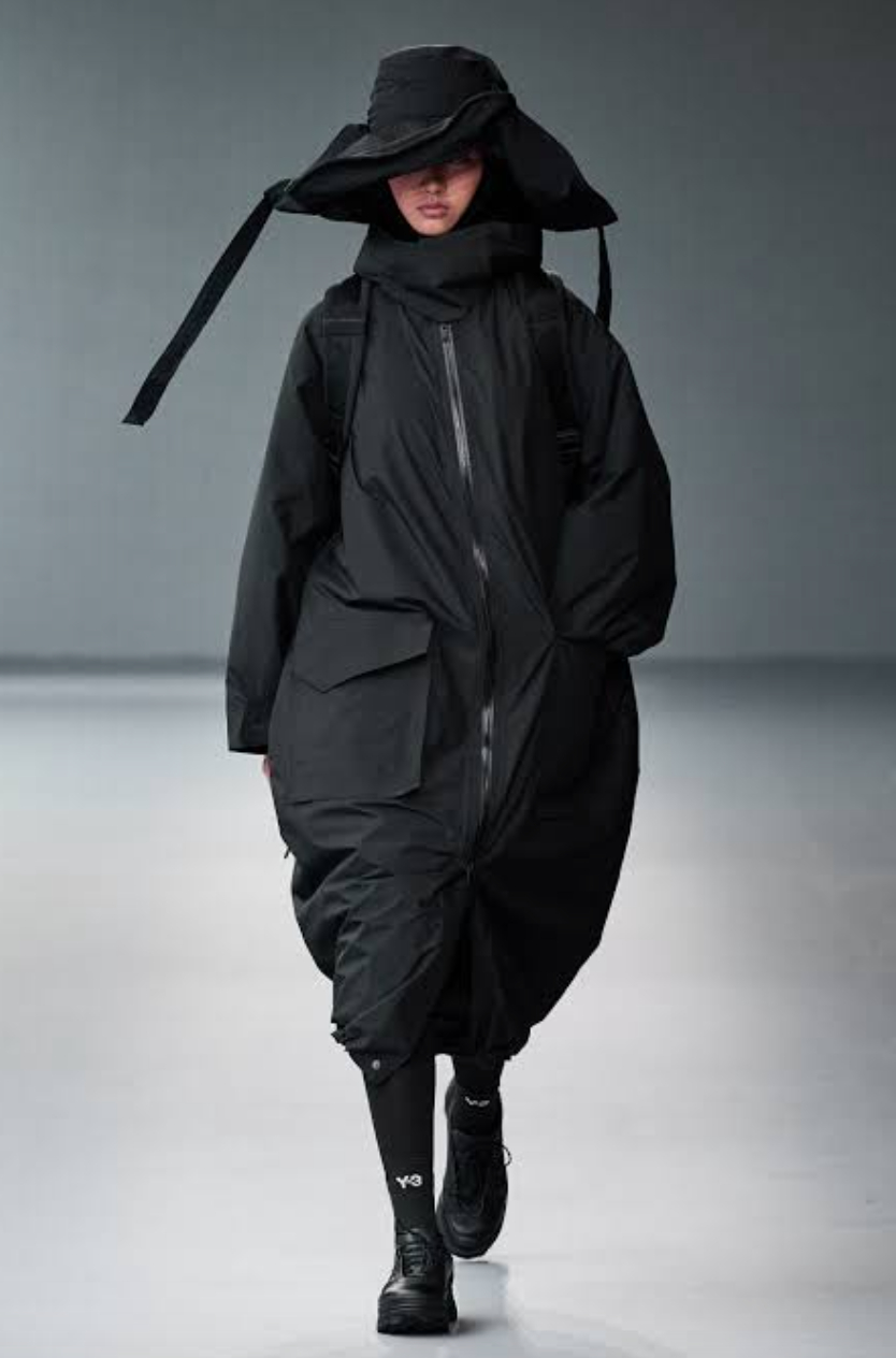 &Ocirc;ng cụ t&oacute;c bạc bước đi chậm r&atilde;i viral nhất Paris: Bậc thầy của Rick Owens, khiến cả thế giới nh&igrave;n m&agrave;u đen theo một c&aacute;ch kh&aacute;c- Ảnh 35.