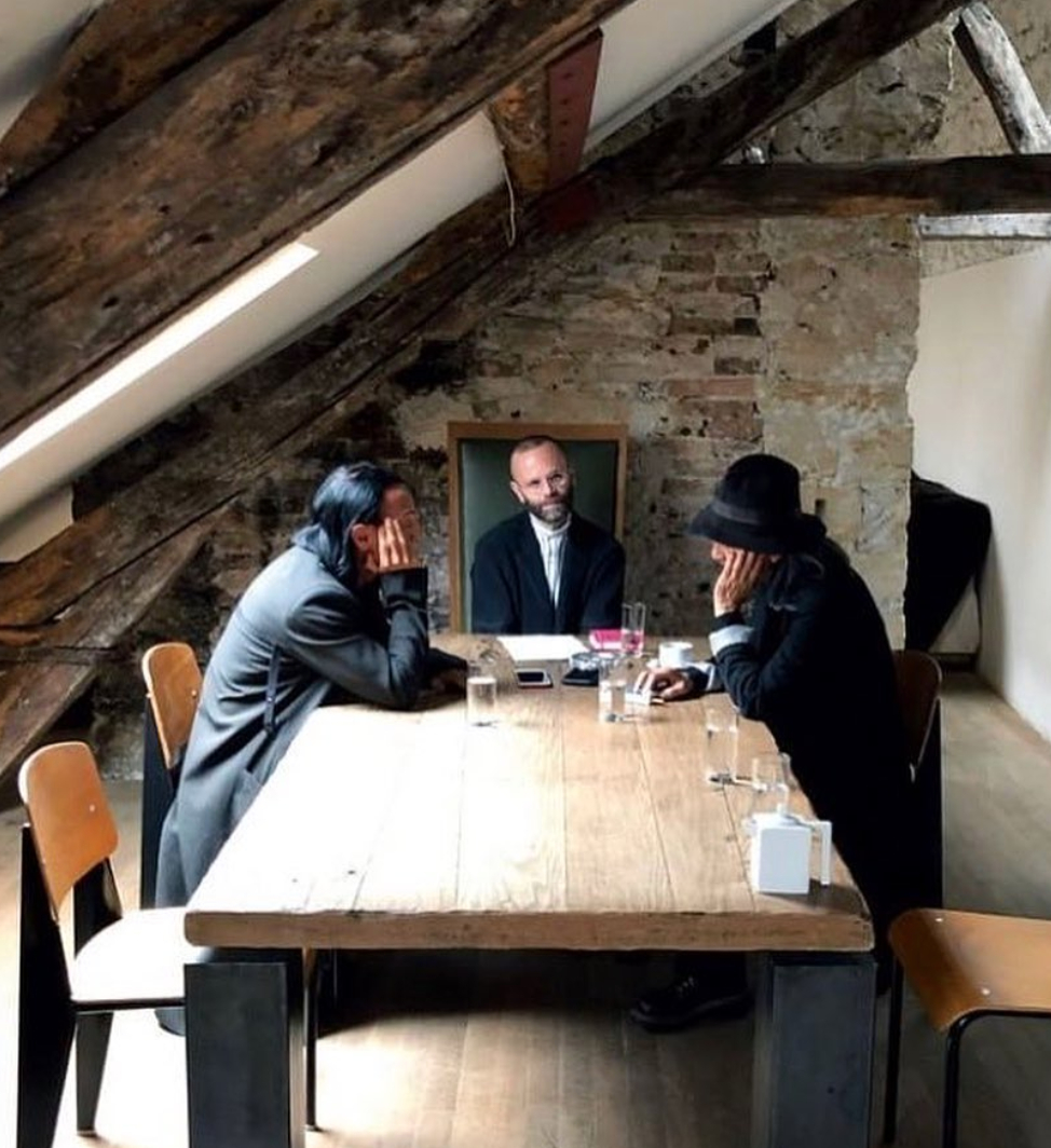&Ocirc;ng cụ t&oacute;c bạc bước đi chậm r&atilde;i viral nhất Paris: Bậc thầy của Rick Owens, khiến cả thế giới nh&igrave;n m&agrave;u đen theo một c&aacute;ch kh&aacute;c- Ảnh 38.