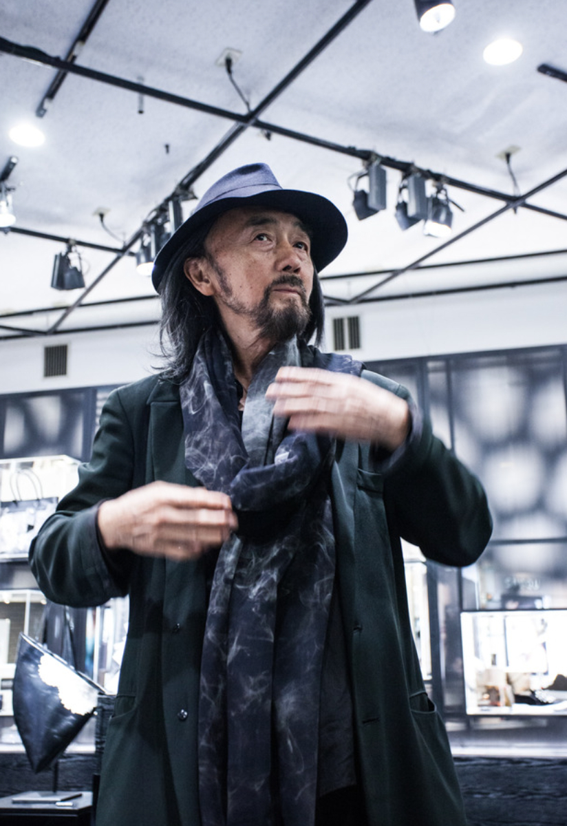 &Ocirc;ng cụ t&oacute;c bạc bước đi chậm r&atilde;i viral nhất Paris: Bậc thầy của Rick Owens, khiến cả thế giới nh&igrave;n m&agrave;u đen theo một c&aacute;ch kh&aacute;c- Ảnh 40.