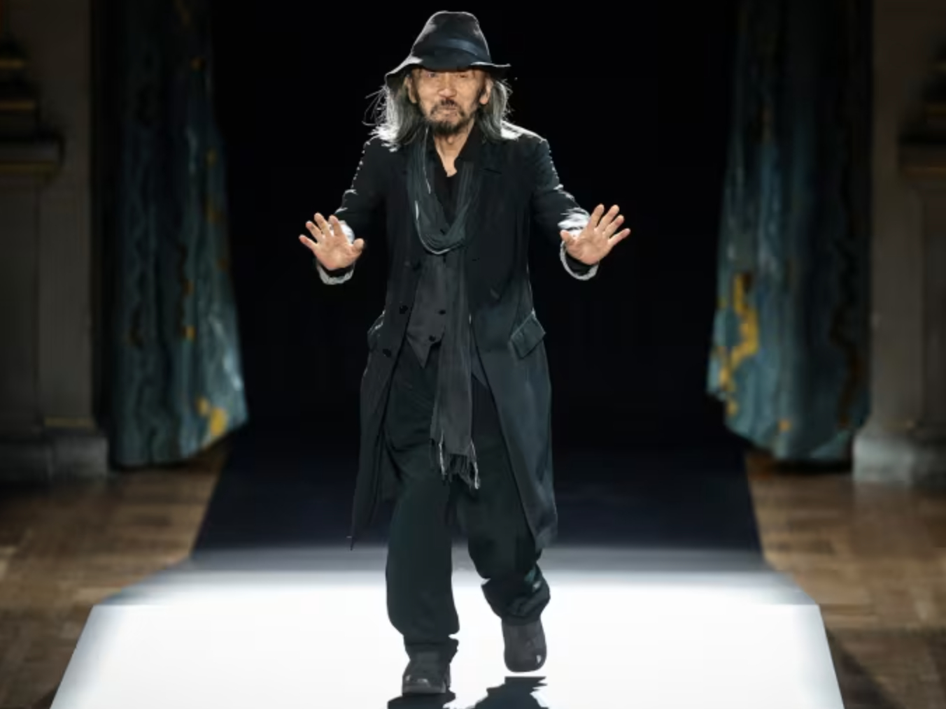 &Ocirc;ng cụ t&oacute;c bạc bước đi chậm r&atilde;i viral nhất Paris: Bậc thầy của Rick Owens, khiến cả thế giới nh&igrave;n m&agrave;u đen theo một c&aacute;ch kh&aacute;c- Ảnh 41.