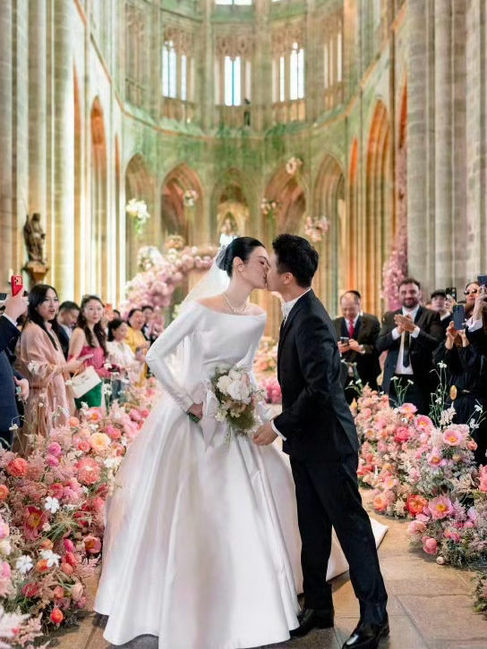 T&agrave;i tử bị c&aacute;n n&aacute;t ch&acirc;n bất ngờ lộ diện trong đ&aacute;m cưới thượng lưu đ&igrave;nh đ&aacute;m, c&oacute; mối quan hệ đặc biệt với c&ocirc; d&acirc;u- Ảnh 2.