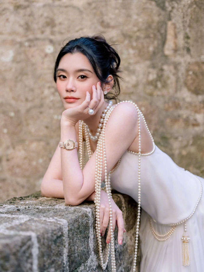 Chiếc v&aacute;y Chanel v&agrave; sợi ngọc trai gia bảo của mẹ chồng: Đ&aacute;m cưới của gia tộc họ H&agrave; ch&iacute;nh l&agrave; m&agrave;n ph&ocirc; diễn "văn h&oacute;a h&agrave;o m&ocirc;n"- Ảnh 8.