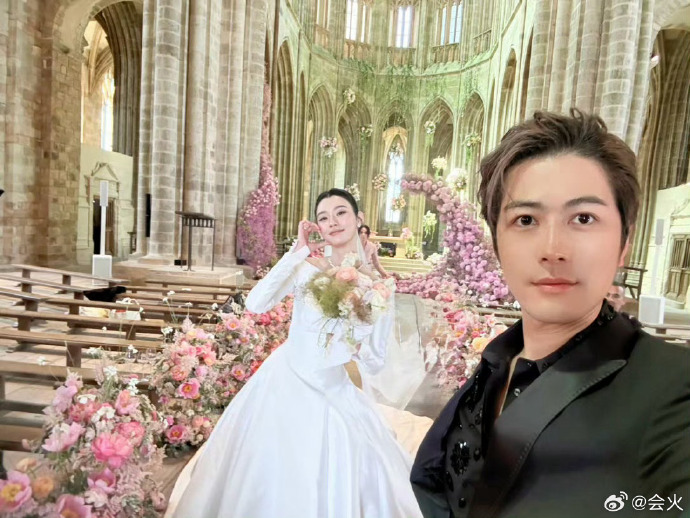 T&agrave;i tử bị c&aacute;n n&aacute;t ch&acirc;n bất ngờ lộ diện trong đ&aacute;m cưới thượng lưu đ&igrave;nh đ&aacute;m, c&oacute; mối quan hệ đặc biệt với c&ocirc; d&acirc;u- Ảnh 1.