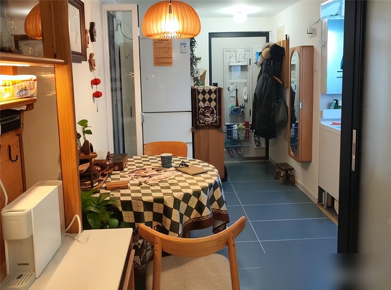 Căn hộ chỉ 30m&sup2; của gia đ&igrave;nh 3 người khiến nhiều người ngỡ ng&agrave;ng: Kh&ocirc;ng thừa một m&eacute;t vu&ocirc;ng n&agrave;o, sống gọn m&agrave; vẫn đủ đầy - Ảnh 3.