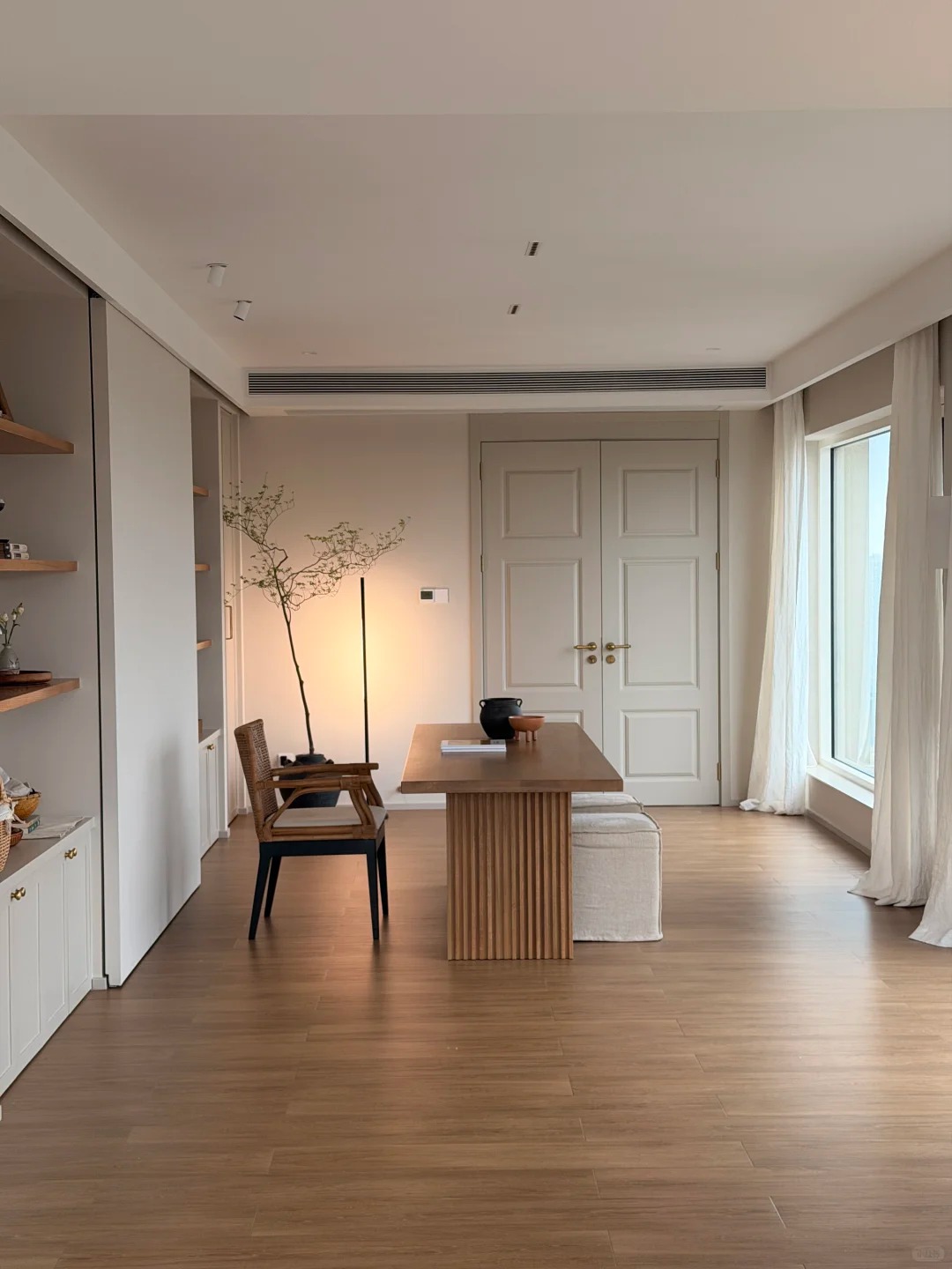 Căn penthouse 330m&sup2; hướng T&acirc;y của c&ocirc; g&aacute;i 30 tuổi từng bị phản đối v&igrave; qu&aacute; n&oacute;ng: Giờ v&agrave;ng buổi chiều đẹp đến mức ai cũng muốn ở- Ảnh 12.