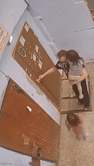 G&atilde; đ&agrave;n &ocirc;ng định bắt c&oacute;c b&eacute; g&aacute;i 5 tuổi, camera ở hiện trường ghi lại cảnh tượng kh&oacute; tin - Ảnh 1.