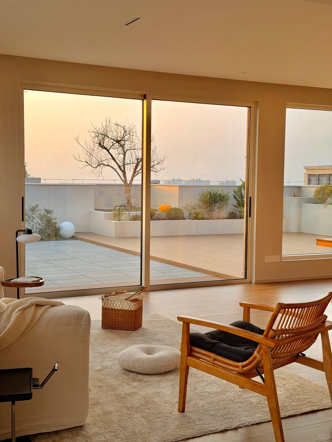Căn penthouse 330m&sup2; hướng T&acirc;y của c&ocirc; g&aacute;i 30 tuổi từng bị phản đối v&igrave; qu&aacute; n&oacute;ng: Giờ v&agrave;ng buổi chiều đẹp đến mức ai cũng muốn ở- Ảnh 5.