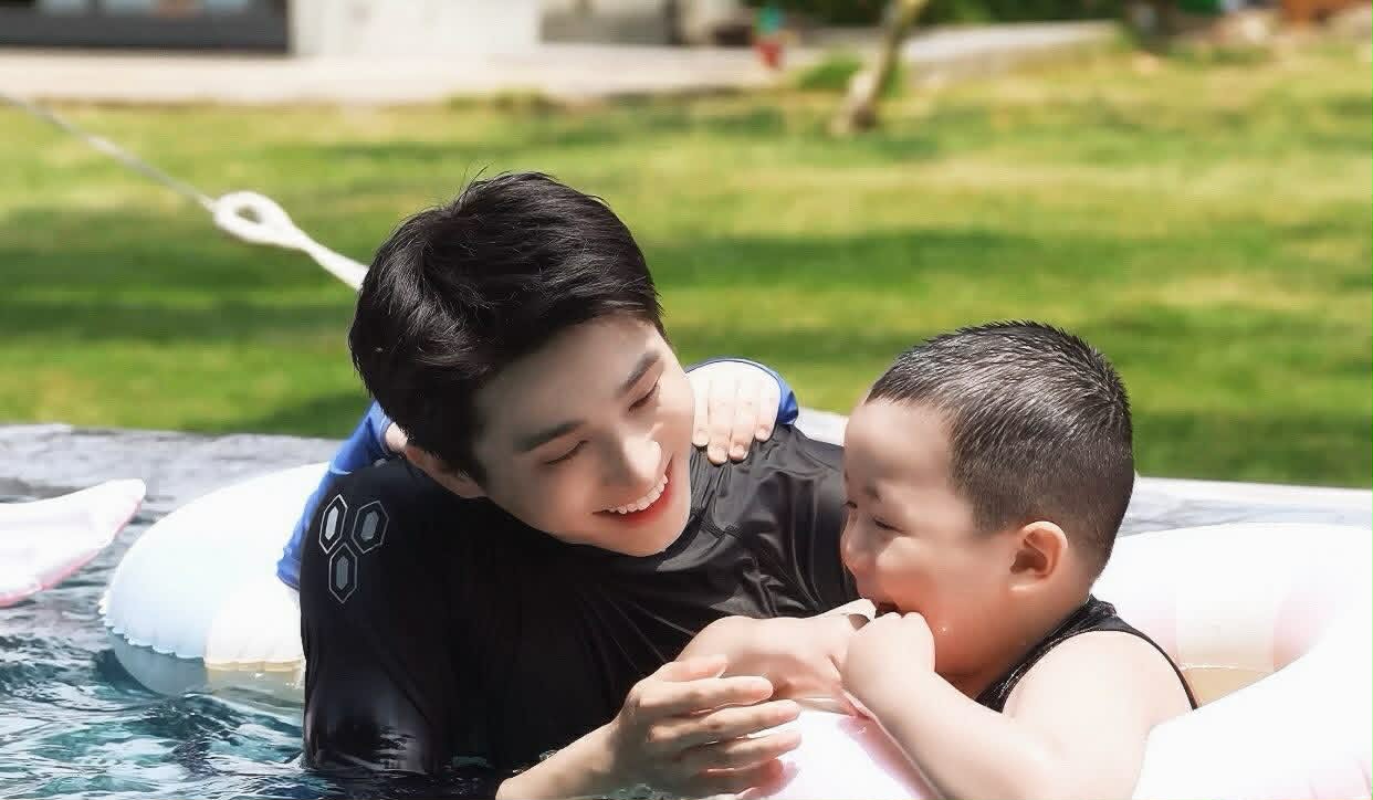 Việt Nam c&oacute; ca sĩ đẹp trai chưa debut đ&atilde; nổi tiếng cả nước, chăm trẻ chuy&ecirc;n nghiệp nh&igrave;n muốn cưới ngay!- Ảnh 2.