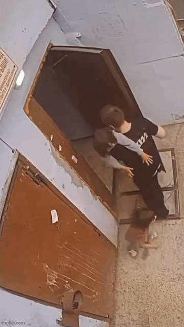 G&atilde; đ&agrave;n &ocirc;ng định bắt c&oacute;c b&eacute; g&aacute;i 5 tuổi, camera ở hiện trường ghi lại cảnh tượng kh&oacute; tin - Ảnh 2.