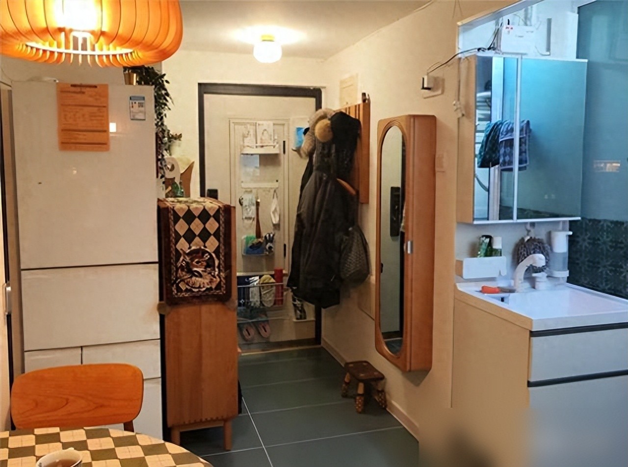 Căn hộ chỉ 30m&sup2; của gia đ&igrave;nh 3 người khiến nhiều người ngỡ ng&agrave;ng: Kh&ocirc;ng thừa một m&eacute;t vu&ocirc;ng n&agrave;o, sống gọn m&agrave; vẫn đủ đầy - Ảnh 1.