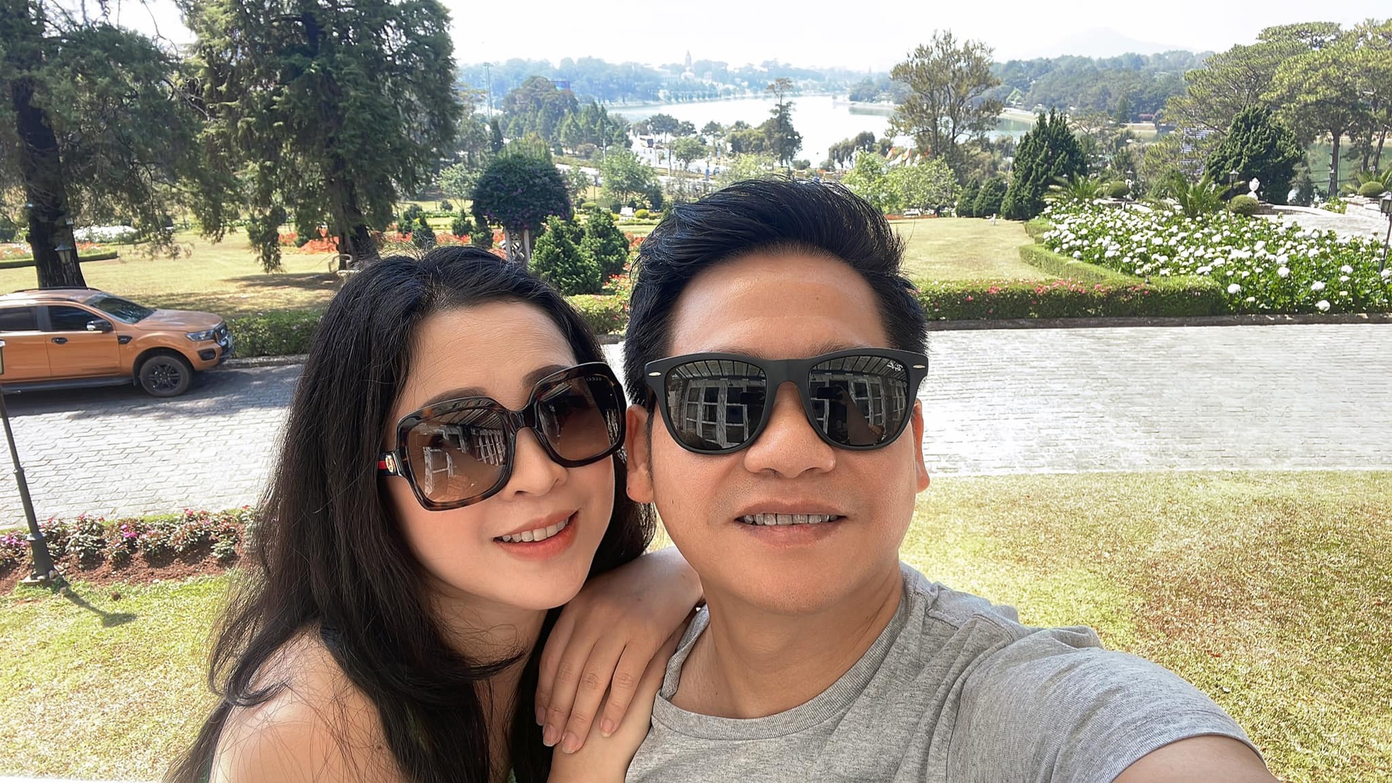 Nhan sắc vợ vừa đẹp, vừa giỏi của "&ocirc;ng ho&agrave;ng nhạc đỏ" đ&igrave;nh đ&aacute;m Việt Nam- Ảnh 6.